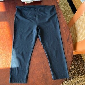Zella ~ Like New ~ Cropped/capri leggings ~ size XL ~ black